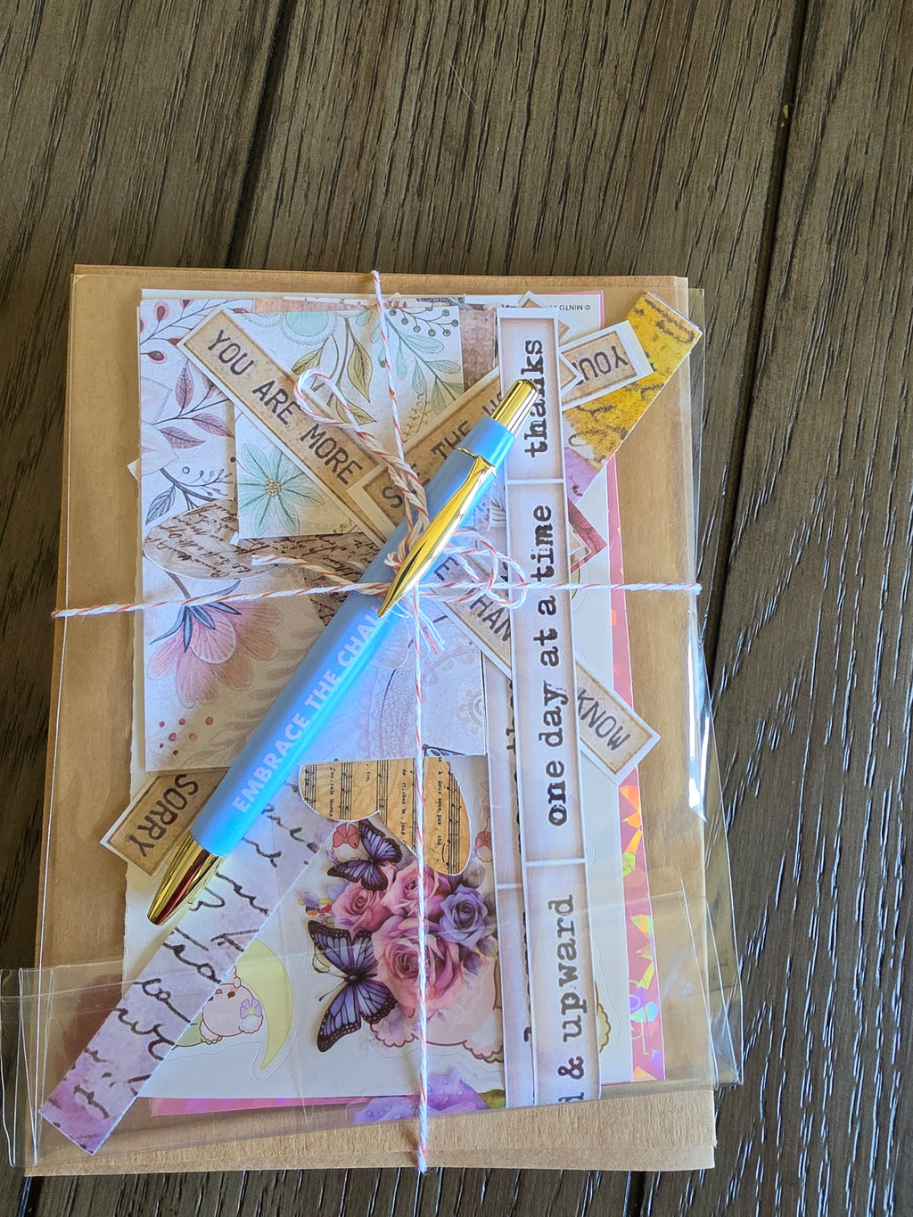 5pk kraft cards with folio envelope with pen and ephemera