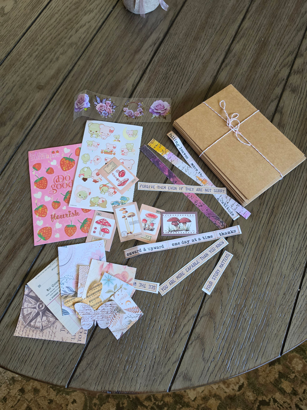 5pk kraft cards with folio envelope with pen and ephemera